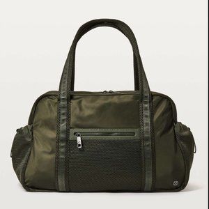 Lululemon Everywhere Large Duffle Bag 27L in Army Green